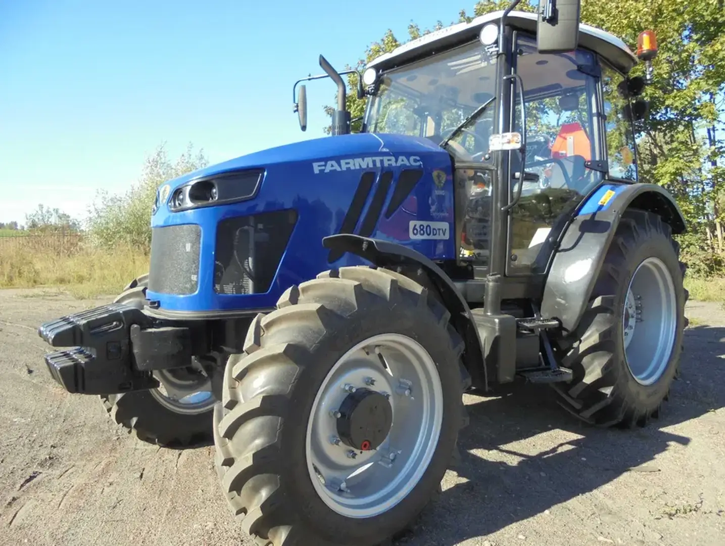 Uniwersalny traktor do zadań specjalnych Farmtrac 680 DT
