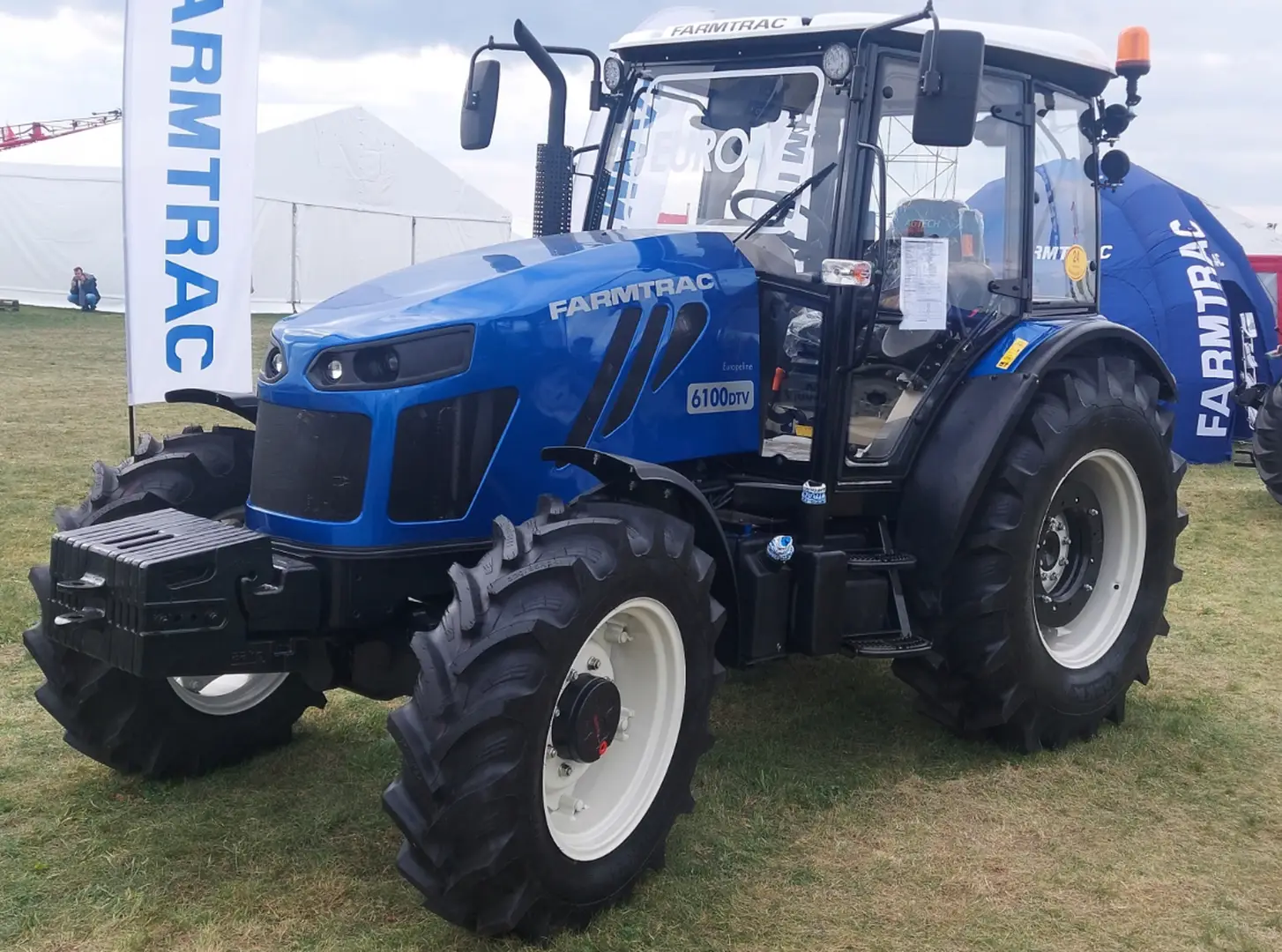 Ciągnik rolniczy o mocy 95KM z Power Rewers