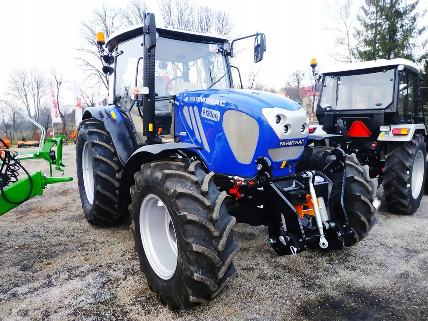 Ciągnik rolniczy do prac polowych Farmtrac 9120 DT