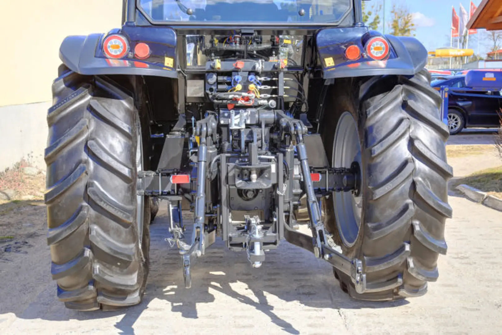 Tylny TUZ w ciągniku Farmtrac 9130 